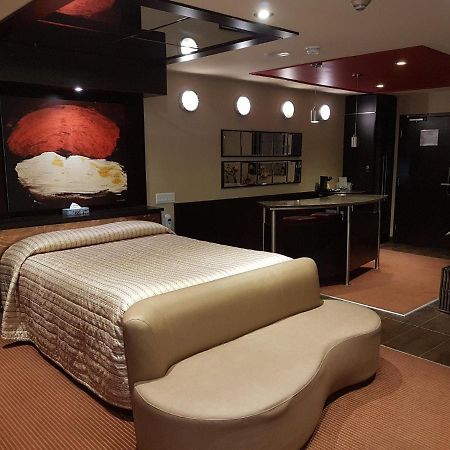 Le Chabrol Hotel & Suites Монреаль Экстерьер фото